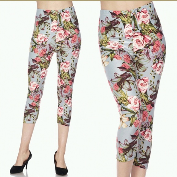 Buttery Soft Floral Capri Leggings - Picture 3 of 4